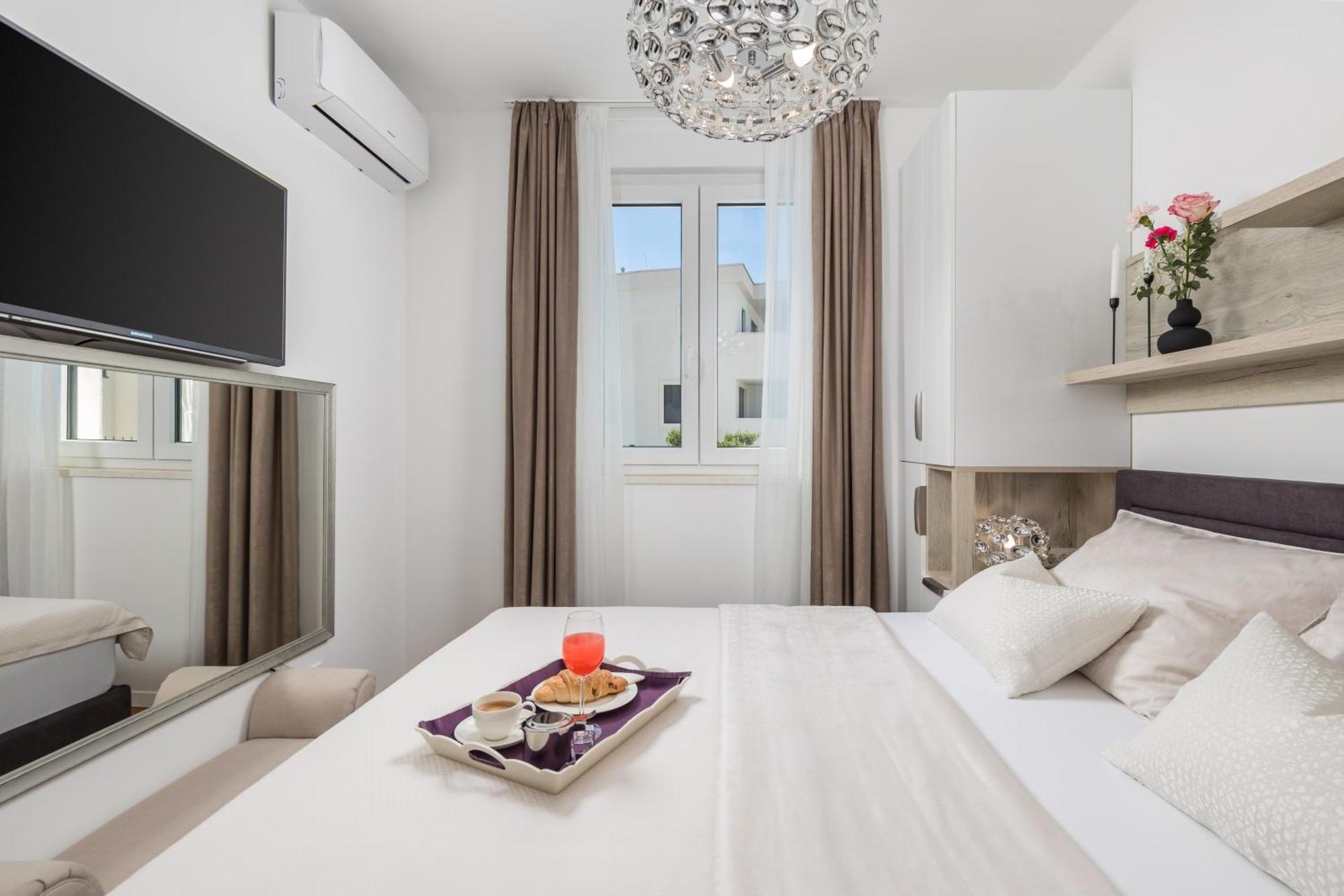 Luxury Apartment Hyperion With Private Pool And Garden Murter Eksteriør billede