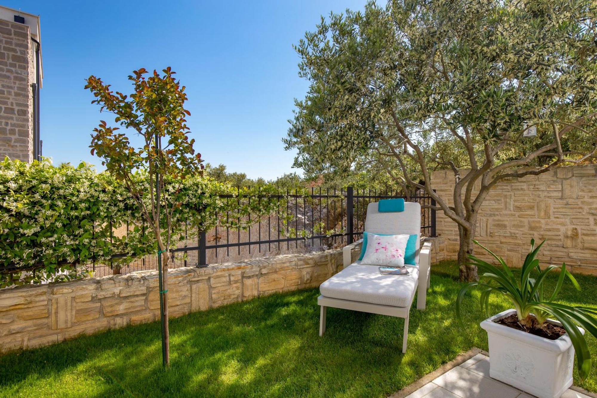 Luxury Apartment Hyperion With Private Pool And Garden Murter Eksteriør billede